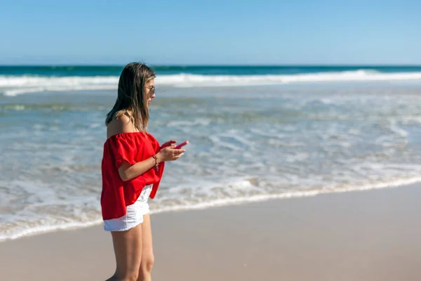 Uma Jovem Garota Glamourosa Andando Praia Paradisíaca Tropical Divertindo Byron — Fotografia de Stock