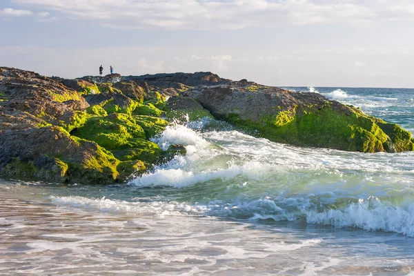 海浪冲向澳大利亚黄金海岸库仑宾的岩石海岸 — 图库照片