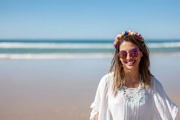 Retrato Aire Libre Una Joven Caucásica Playa Tropical Hermosa Mujer —  Fotos de Stock