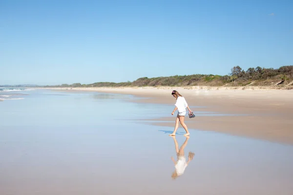 Μια Νεαρή Λευκή Κοπέλα Διασκεδάζει Στην Παραλία Νεαρή Γυναίκα Απολαμβάνει — Φωτογραφία Αρχείου