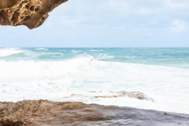 Fırtına dalgaları kayalara çarpıyor, Bondi Avustralya. Sidney, Avustralya 'daki Bondi sahilinde fırtınalı bir deniz. Pasifik kıyılarında taze rüzgar ve su sıçratan okyanus.