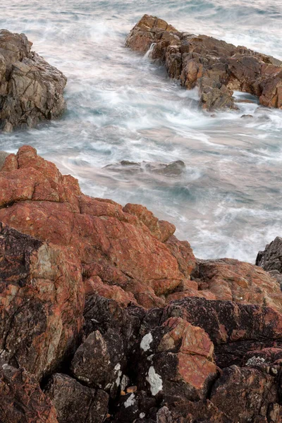Orilla Rocosa Costa Australiana Con Olas Marinas Espumosas — Foto de Stock