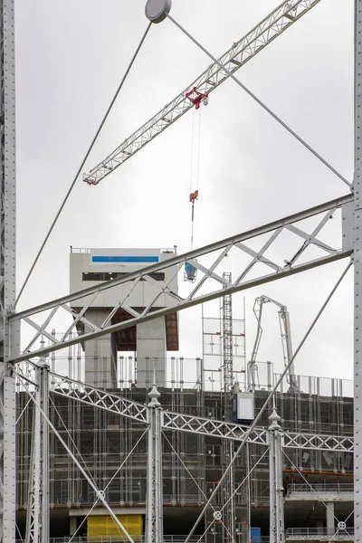 Toronydaruk Dolgoznak Építőiparban Egy Felhős Napon Kilátás Alulról — Stock Fotó