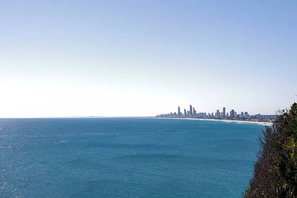 Vista Panorâmica Mar Grande Cidade Contra Céu Azul Claro — Fotografia de Stock