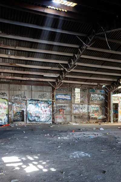 Vista Interior Edificio Antiguo Abandonado Decorado Caóticamente Con Diferentes Artes — Foto de Stock