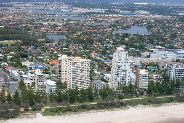 Una Playa Vacía Situada Justo Frente Una Ciudad Queensland Australia —  Fotos de Stock