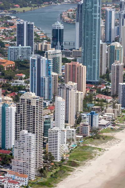 Het Centrum Van Een Grote Kuststad Met Hoge Skyscapers Gelegen — Stockfoto