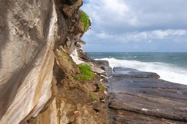 Olas Tormenta Cayendo Sobre Las Rocas Bondi Australia Mar Tormentoso —  Fotos de Stock