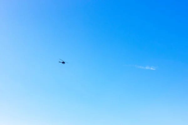 Helikopter Som Flyger Blå Himmel Och Hav Turisthelikopter — Stockfoto