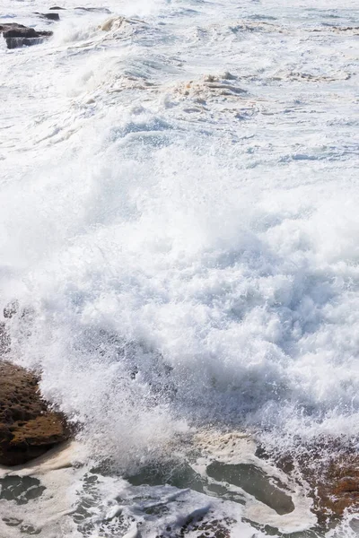 嵐の海で大きな波が砕ける オーストラリアのボンダイビーチ — ストック写真