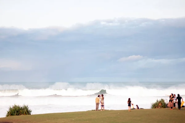 オーストラリアのヘイスティングス 2016年5月5日 嵐の海の夕日を見ている人々のグループ ヘイスティングス — ストック写真