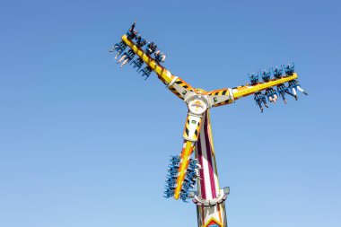 Brisbane, Avustralya - 18 Nisan 2013: Brisbane Lunaparkı 'nda insanlar fuara katılıyor