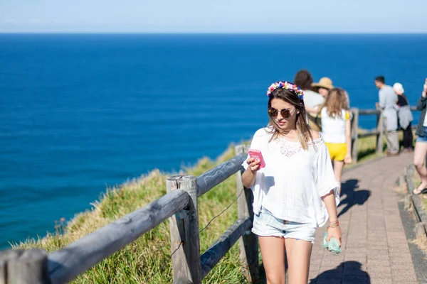 Uma Linda Garota Andando Caminho Perto Costa Australiana Usando Smartphone — Fotografia de Stock