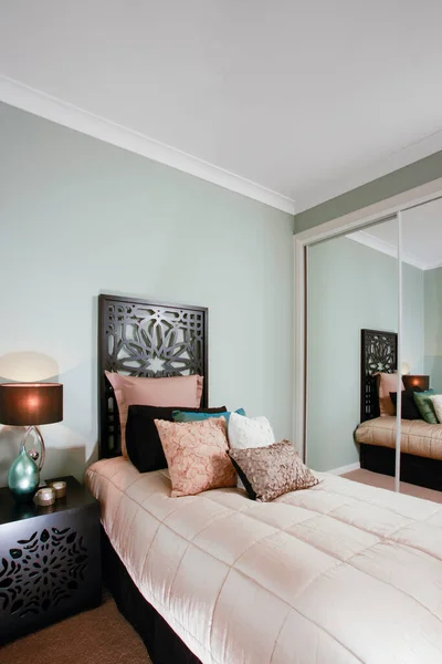 Modern Bir Evde Dizayn Edilmiş Yatak Odası — Stok fotoğraf
