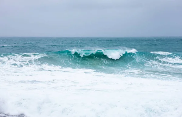 嵐の海で大きな波が砕ける オーストラリアのボンダイビーチ — ストック写真