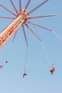 Brisbane, Avustralya - 18 Nisan 2013: Brisbane Lunaparkı 'nda insanlar fuarda at biniyor. Uçan salıncak