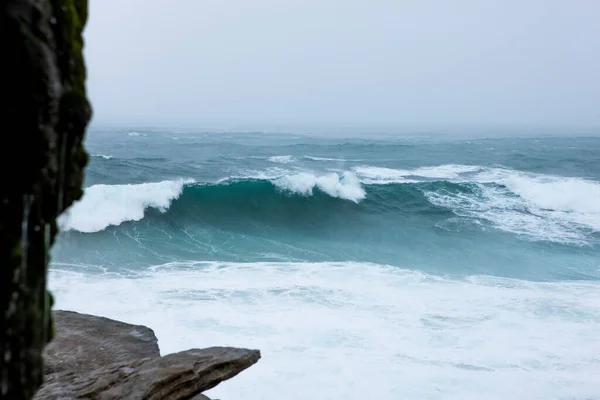 Olas Tormenta Cayendo Sobre Las Rocas Bondi Australia Mar Tormentoso —  Fotos de Stock