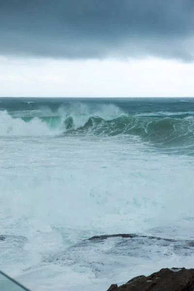 Grandes Olas Rompiendo Océano Tormentoso Playa Bondi Australia —  Fotos de Stock