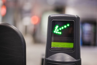 Elektronik metro girişi ve okla bilet ya da kart taraması yapılabilir.