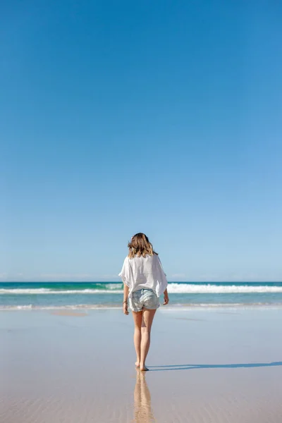 Uma Jovem Caminhando Praia Paradisíaca Tropical Byron Bay Austrália — Fotografia de Stock