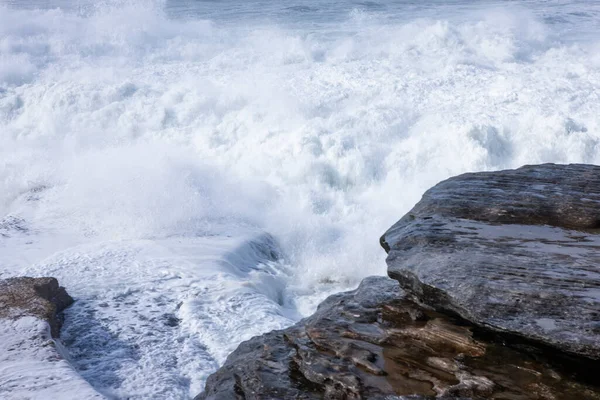 Κύματα Καταιγίδας Πέφτουν Στους Βράχους Bondi Australia Θυελλώδης Θάλασσα Στην — Φωτογραφία Αρχείου