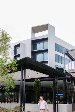 Brisbane, Avustralya - 17 Eylül 2013: Brisbane, Avustralya 'da modern bir ofis binasının ön görünümü