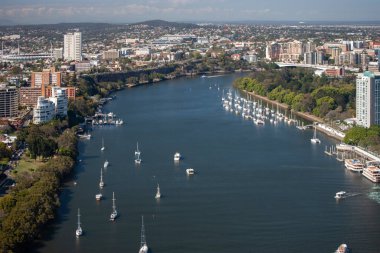 Güneşli bir günde Brisbane 'in hava görüntüsü. Brisbane Nehri ve gökdelenler, Queensland, Avustralya
