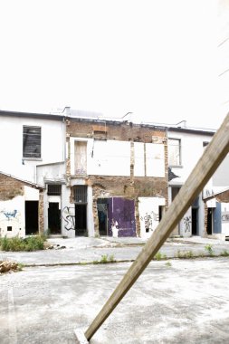 Brisbane, Avustralya - 17 Eylül 2013: Kapısı ve penceresi olmayan terk edilmiş eski bir bina. Brisbane, Avustralya
