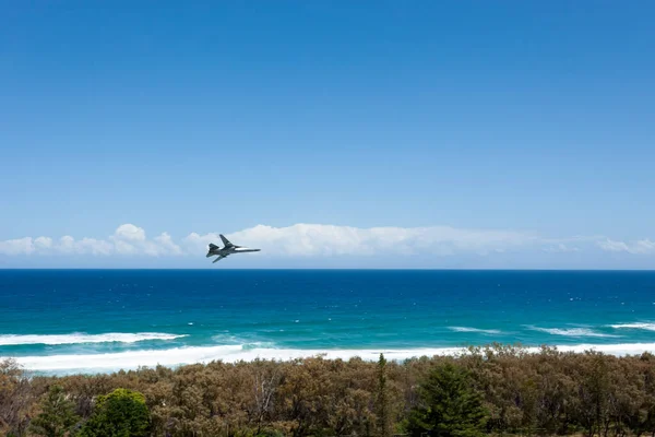 Kampfflugzeug Fliegt Über Den Strand Burleigh Heads Queensland Australien — Stockfoto