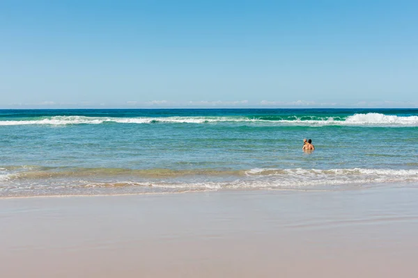 Vacaciones Verano Tiempo Familia Padre Enseñando Hijo Nadar Playa Australiana — Foto de Stock