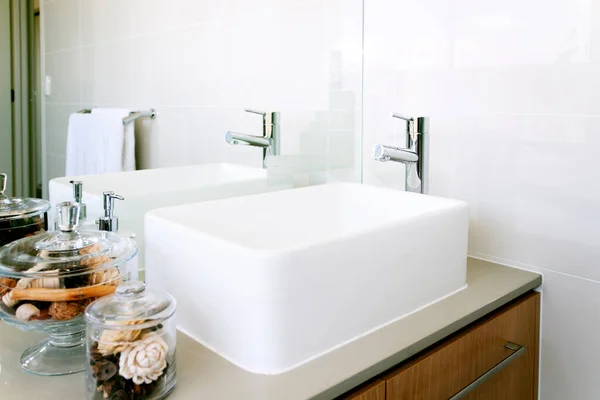 一个现代化的浴室室内设计 高质量的照片 — 图库照片