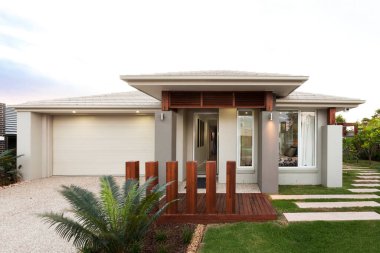 Garajı olan modern bir evin ön görüntüsü. Gayrimenkul, konut, aile, yeni hayat kavramları