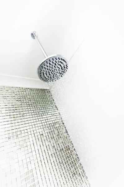 Cabeça Chuveiro Com Água Corrente Banheiro Moderno Brilhante Foto Alta — Fotografia de Stock