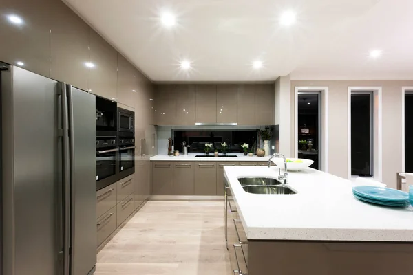 Interior tiro de design de cozinha moderna e de luxo — Fotografia de Stock