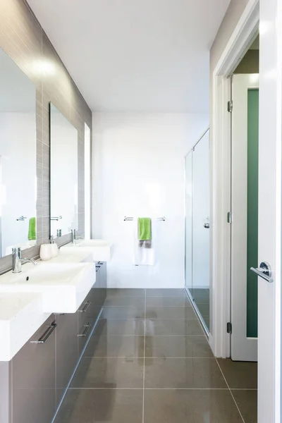 Роскошный современный дизайн ванной комнаты — стоковое фото
