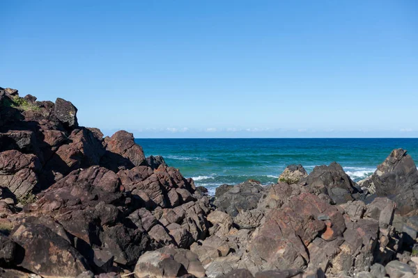 Живописный вид на море с большими скалами на побережье — стоковое фото