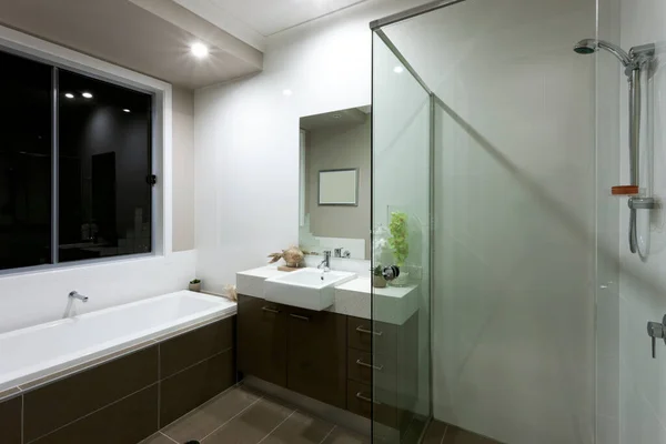 奢华的现代浴室室内设计观 — 图库照片