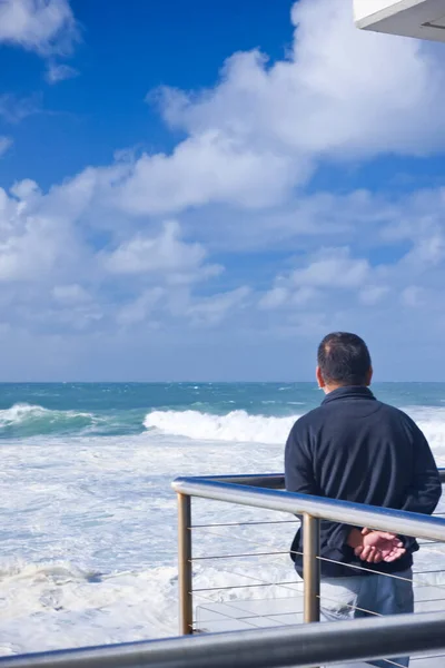 Un hombre mirando el mar — Foto de Stock
