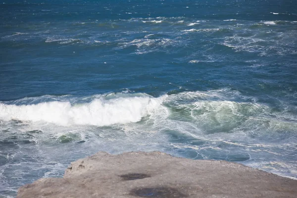 Espumosas olas fuertes que se estrellan en el océano —  Fotos de Stock