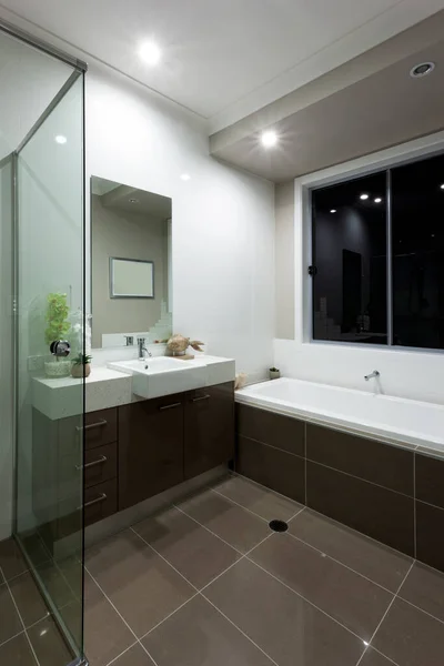 Luxusní moderní koupelna design pohled — Stock fotografie