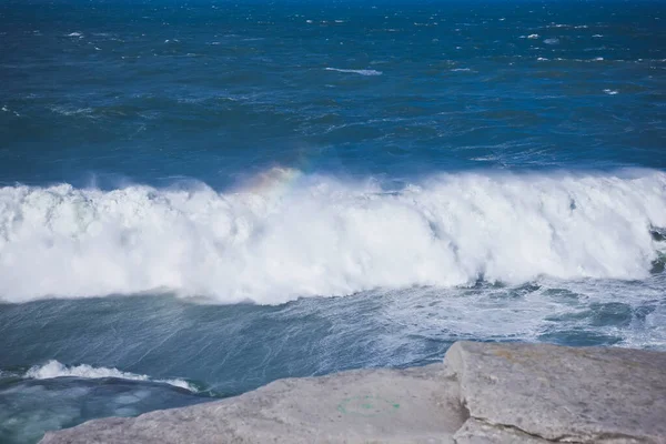 Valuri spumoase care se prăbuşesc în ocean — Fotografie, imagine de stoc