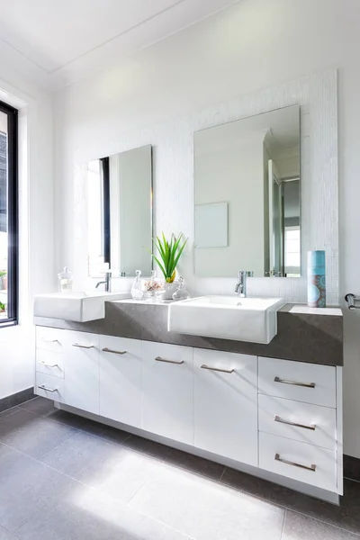 Um luxuoso banheiro moderno design de interiores vista — Fotografia de Stock