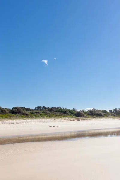 Playa australiana contra el cielo azul claro — Foto de Stock