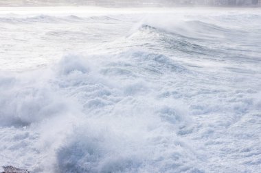 Köpüklü stong dalgaları okyanusa çarpıyor