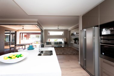 Modern yemek odası ve yemek masası.