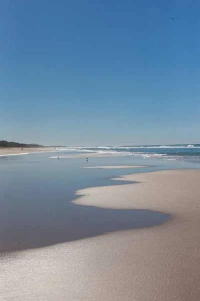 Australischer Strand vor blauem Himmel — Stockfoto