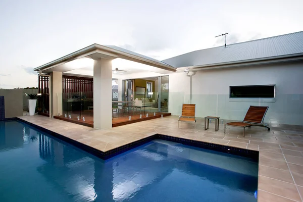 Una gran piscina en casa patio trasero —  Fotos de Stock