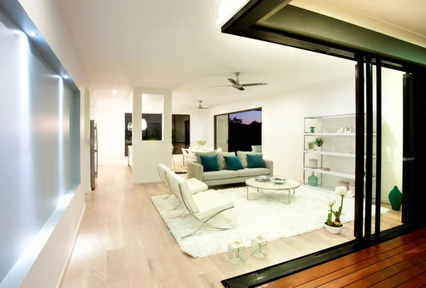 Vista interior de una sala de estar en una nueva casa de lujo — Foto de Stock
