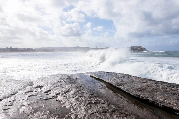 Storm golven crashen op de rotsen, Bondi Australië — Stockfoto