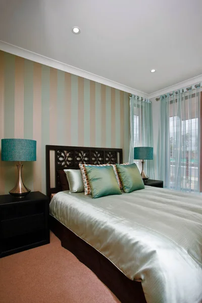 Schlafzimmer-Design in einem modernen Luxus-Haus — Stockfoto